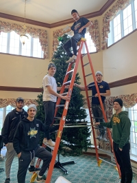 OSU Mens Hockey Team Lends A Hand During The Holidays At Bishops Commons Oswego 11 19